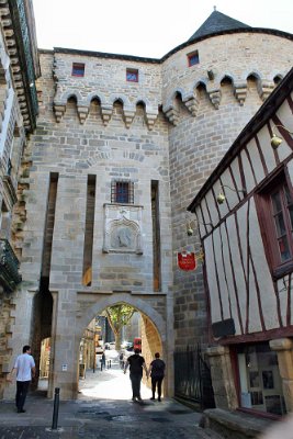 25. Ulička s průchodem (Vannes)